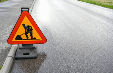 Yol çalışması uyarısı ile yol işareti