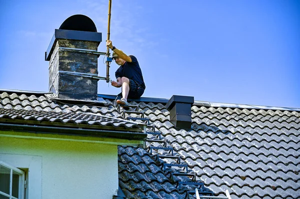 Eski bir televizyon antenini indiren bir adam.