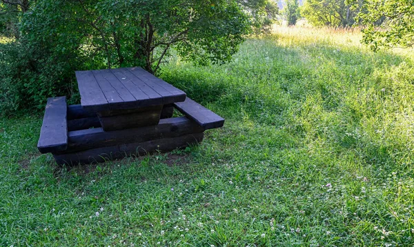 Träbord och bänkar vid rastplats — Stockfoto