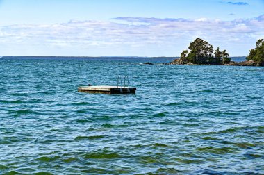 İsveç 'te Vattern Gölü' nde banyo merdiveni olan bir iskele.