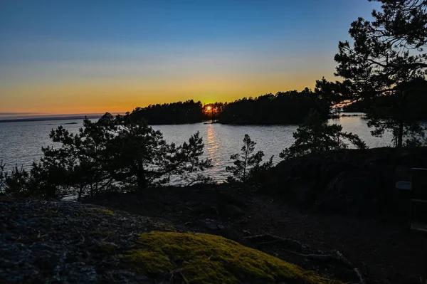 Pôr do sol sobre o lago Vattern em Motala Suécia — Fotografia de Stock
