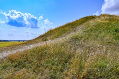 Mezar ve büyük tepecikleri olan eski Uppsala