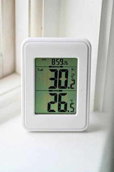 Электрический термометр показывает градусы Цельсия — стоковое фото