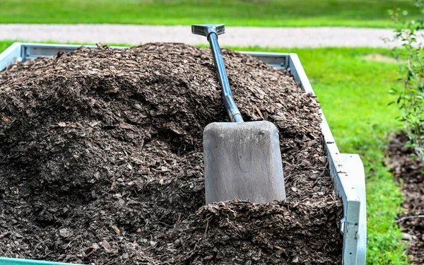 Trailer full of mulch and a shovel — Stock Photo, Image