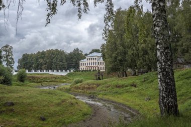 Şehir manzara Uglich Kremlin bölge ve Eski Kent Konseyi binasına bakan.