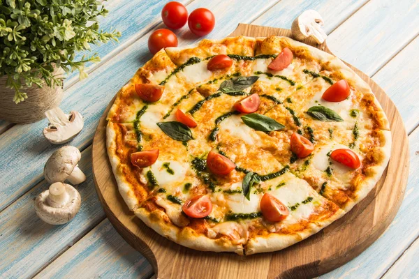 Sıcak pizza margarita ahşap bir masa, yan görünüm