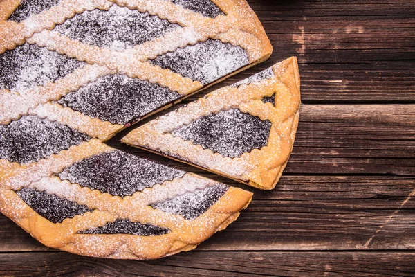 Bolo de mirtilo com açúcar em pó em uma mesa de madeira — Fotografia de Stock