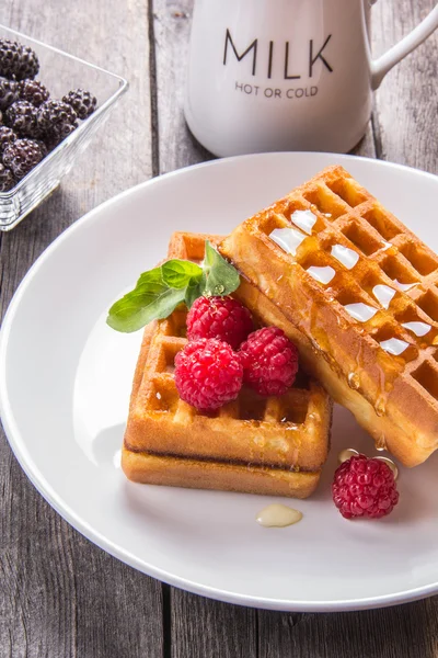 Ahududu, bir tahta üzerinde bal ile tepesinde ile Belçika waffle 