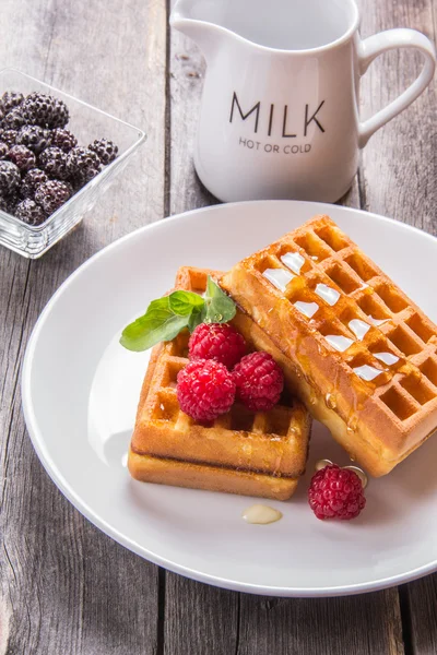 Ahududu, bir tahta üzerinde bal ile tepesinde ile Belçika waffle 
