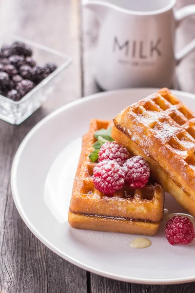 Belçikalı bal ahududu ile waffle ve powdere ile serpilir