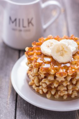 Waffle bal ve muz kahvaltı ile