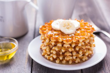 Waffle bal ve muz kahvaltı ile