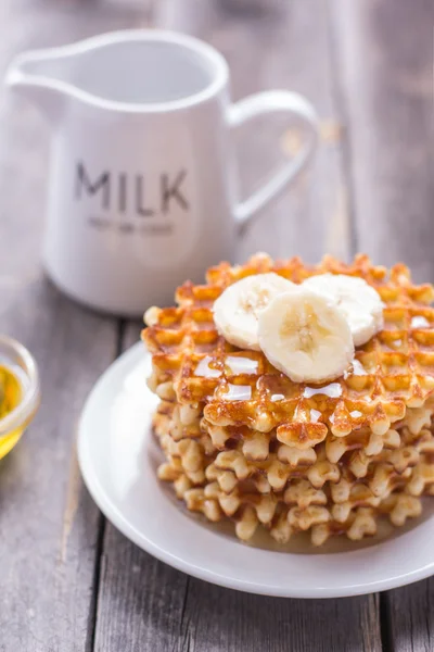 Waffle bal ve muz kahvaltı ile