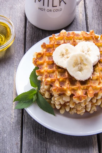 Вафлі з медом і бананом на сніданок — стокове фото
