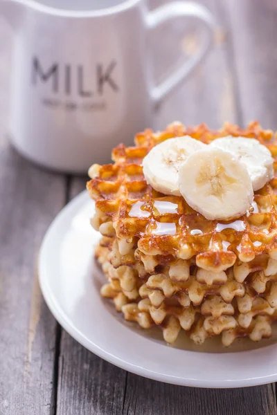 Вафлі з медом і бананом на сніданок — стокове фото