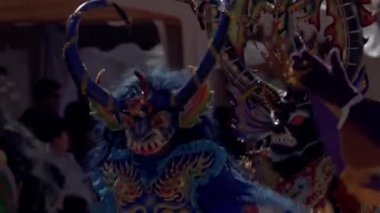 COCHABAMBA / BOLIVIA - Ağustos 2019: Bolivya 'daki Urkupina Bakiresi Festivali, renkli danslar, geçit törenleri ve Quillacollo caddelerinde yapılan ayinlerle dolu coşkulu bir Bolivya kutlaması. 