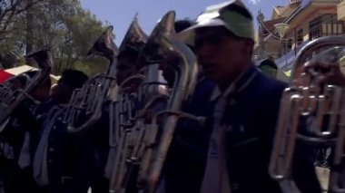 COCHABAMBA / BOLIVIA - Ağustos 2019: Bolivya 'daki Urkupina Bakiresi Festivali, renkli danslar, geçit törenleri ve Quillacollo caddelerinde yapılan ayinlerle dolu coşkulu bir Bolivya kutlaması. 