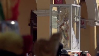 COCHABAMBA / BOLIVIA - 08: 15 2019: Urkupina Bakiresi Kutlaması sırasında Urkupina Heykeli Arasında Kalabalık Dansı.