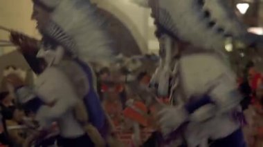 COCHABAMBA / BOLIVIA - Ağustos 2019: Bolivya 'daki The Virgin of Urkupina festivali sırasında İnsanlar Sokakta Dans Ediyor. 