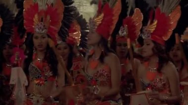 COCHABAMBA / BOLIVIA - Ağustos 2019: Bolivya 'daki The Virgin of Urkupina festivali sırasında İnsanlar Sokakta Dans Ediyor. 