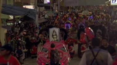 COCHABAMBA / BOLIVIA - Ağustos 2019: Bolivya 'daki Urkupina Bakiresi Festivali, renkli danslar, geçit törenleri ve Quillacollo caddelerinde yapılan ayinlerle dolu coşkulu bir Bolivya kutlaması. 