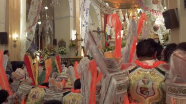 Quillacollo, Bolivya - 10 Ağustos 2015: Renkli Karnaval Dansçıları ve Tapanlar San Ildefonso Kilisesi 'nde Quillacollo, Bolivya' da Bakire Festivali sırasında Dua Ediyor