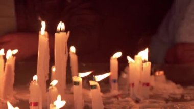 Bolivya Kilisesinde Yeminli Mumların Yakın Çekimi. 