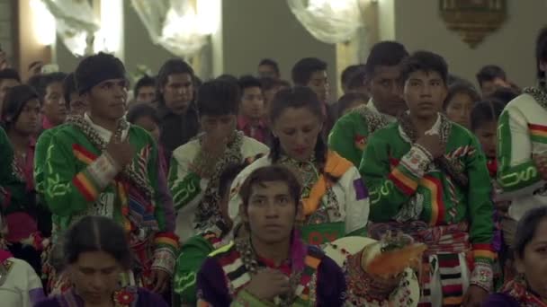 Cochabamba Bolivia Sierpień 2019 Boliwijscy Tancerze Karnawałowym Mundurze Modlący Się — Wideo stockowe