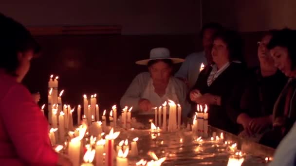 Cochabamba Bolivia 2019 Mujeres Bolivianas Rezando Cerca Muchas Velas Una — Vídeo de stock