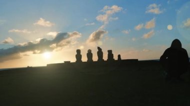 Şili 'nin Paskalya Adası' ndaki Ahu Tahai 'da Gün Batımı. 