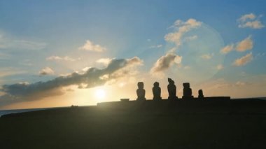 Moais Paskalya Adası, Şili 'deki Ahu Tahai' de..  