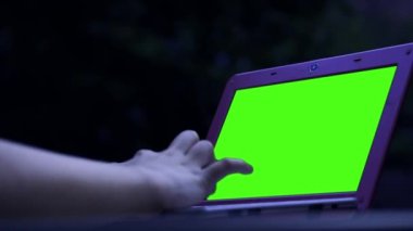 Erkek Eller Yeşil Ekranlı bir dizüstü bilgisayarda yazıyor. İyi geceler Tone. Yeşil ekranı istediğin görüntüyle ya da resimle değiştirebilirsin. Sonraki Efektler ya da diğer herhangi bir video düzenleme yazılımında Keying efekti ile yapabilirsiniz.