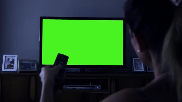 Mujer Viendo Televisor Con Pantalla Verde Night Tone Puede Reemplazar — Vídeos de Stock