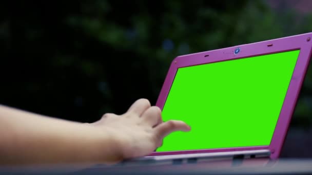 Vrouwelijke Handen Typen Een Laptop Met Groen Scherm Buiten Kunt — Stockvideo