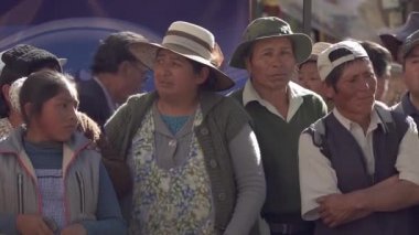 COCHABAMBA / BOLIVIA - 08: 15 2019: Bolivya 'da düzenlenen Urkupina Festivali sırasında kiliseye giren genç Bolivyalı Kadınlar.  