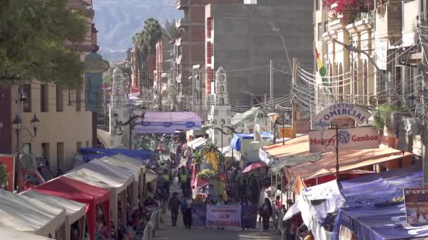 Cochabamba Bolivia 2019 Bailarines Desfiles Coloridas Bandas Marcha Festival Virgen — Vídeo de stock