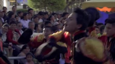 COCHABAMBA / BOLIVIA - 08 15 2019: Bolivya 'daki Urkupina Bakire Festivali sırasında Geçit Töreni' nde Dans Eden Erkekler.  