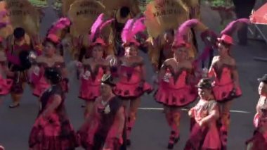 COCHABAMBA / BOLIVIA - 08 15 2019: Bolivya 'da Bakire Urkupina Festivali' nde Dansçılar, Yürüyüşçüler ve Renkli Yürüyüş Grupları.  