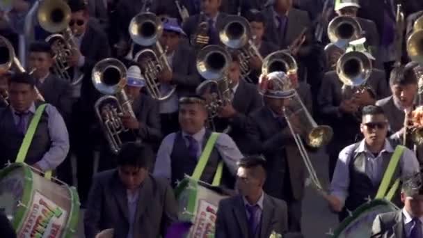 Cochabamba Bolivia 2019 Dansers Parades Kleurrijke Marcherende Bands Het Virgin — Stockvideo