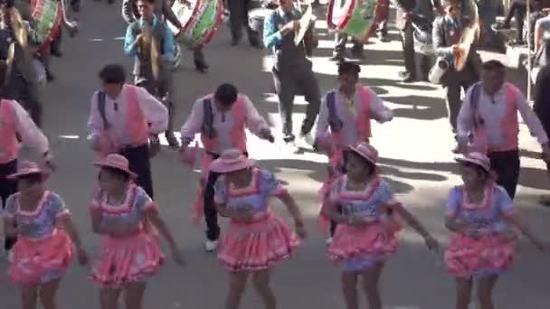 Cochabamba Bolivia 2019 Dansare Parader Och Färgglada Marschband Jungfru Urkupinafestivalen — Stockvideo