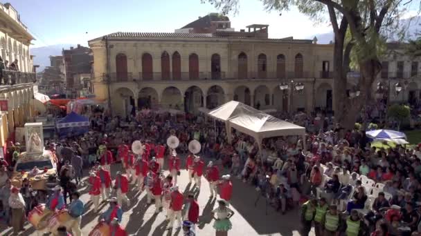 Cochabamba Bolivia 2019年 ボリビアのウルクーピナ フェスティバルの聖母でのダンサー パレード カラフルなマーチングバンド — ストック動画