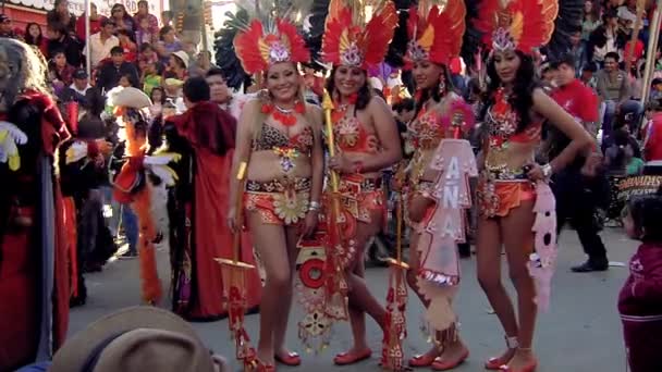 Boliviaanse Vrouwen Carnavalskostuums Maagd Van Urkupina Carnaval — Stockvideo