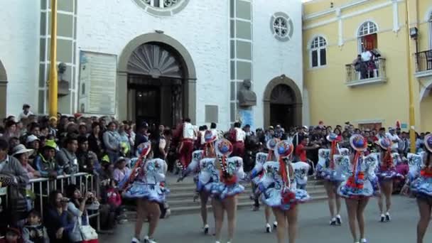 Cholitas Dansen Voor Kerk Van San Ildefonso Tijdens Het Festival — Stockvideo