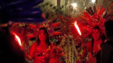 COCHABAMBA / BOLIVIA - Ağustos 2019: Bolivya 'da Urkupina Bakire Festivali sırasında Genç Kadınlar Dans Ediyor. Yavaş Hareket.  