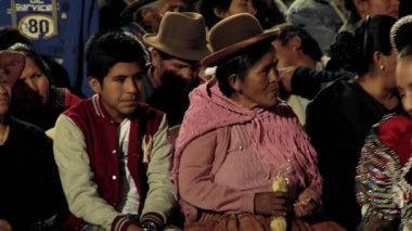 Quillacollo, Bolivya - 10 Ağustos 2015: Cholita Kadın Çocukla Oturuyor Festivalde Kalabalık, Gece Sahnesi, Quillacollo
