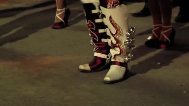 Bolivya Dansçılarının Bacakları Cochabamba, Bolivya 'daki Urkupina Festivali' nde. Düşük Açı Görünümü.  