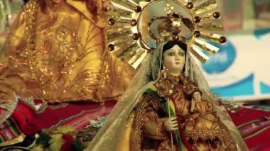 COCHABAMBA / BOLIVIA - Ağustos 2019: Bolivya 'da düzenlenen Urkupina Bakire Festivali sırasında Bakire Meryem Heykeli.  