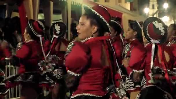 Cochabamba Bolivia Augustus 2019 Boliviaanse Vrouwen Carnavalskostuums Dansen Nachts Maagd — Stockvideo