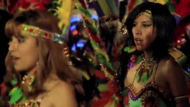 COCHABAMBA / BOLIVIA - Ağustos 2019: Karnaval Kostümleri Giyen ve Urkupina Karnavalı 'nda Gece Dans Eden Bolivyalı Kadınlar. 