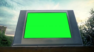 Yeşil Ekranlı Eski Televizyon. Yeşil ekranı istediğin görüntüyle ya da resimle değiştirebilirsin. Sonraki Efektler ya da herhangi bir video düzenleme yazılımında Keying efekti ile yapabilirsiniz (YouTube 'daki derslere bakın).  